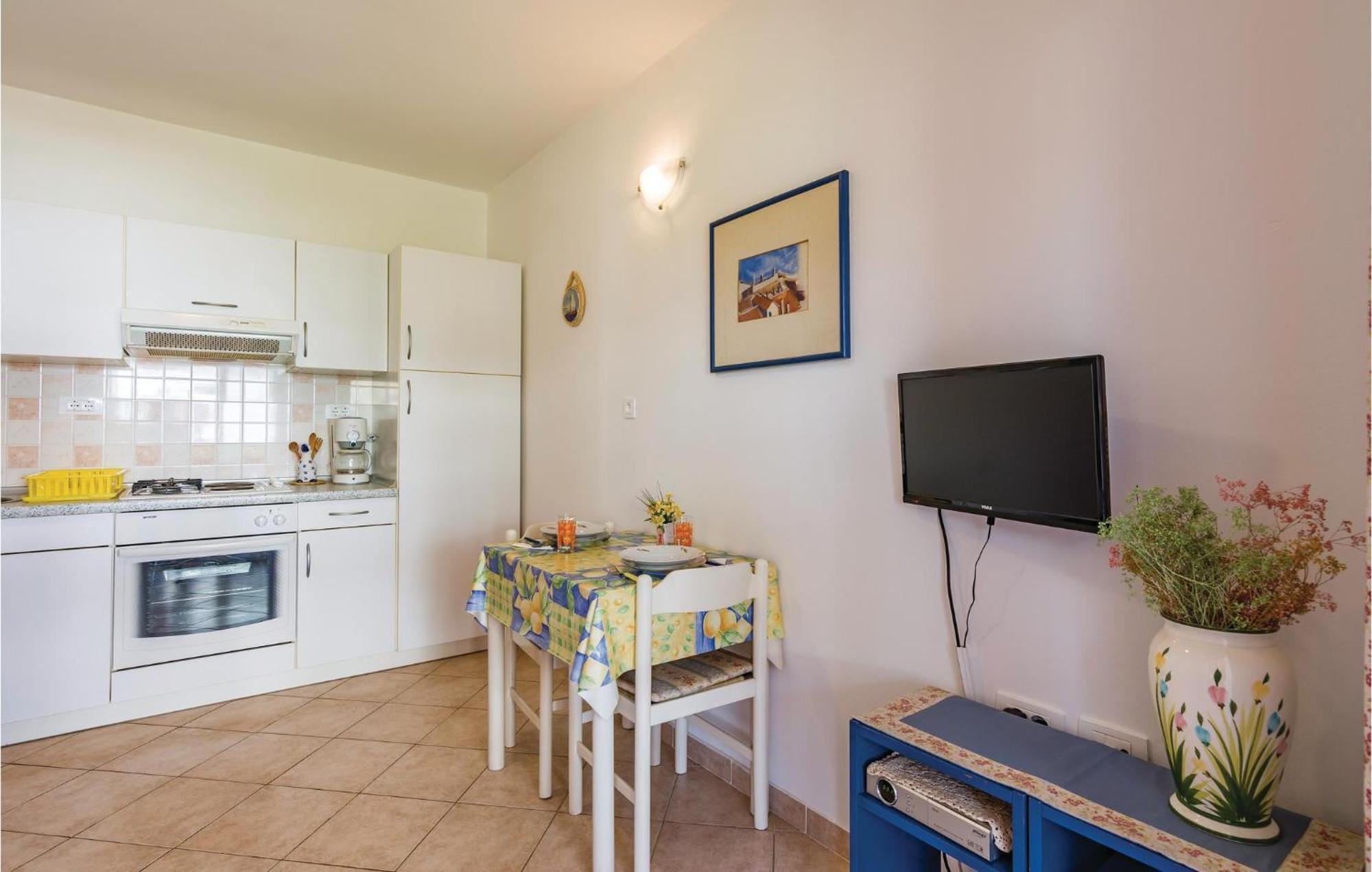 1 Bedroom Lovely Apartment In Rovinj Exteriör bild