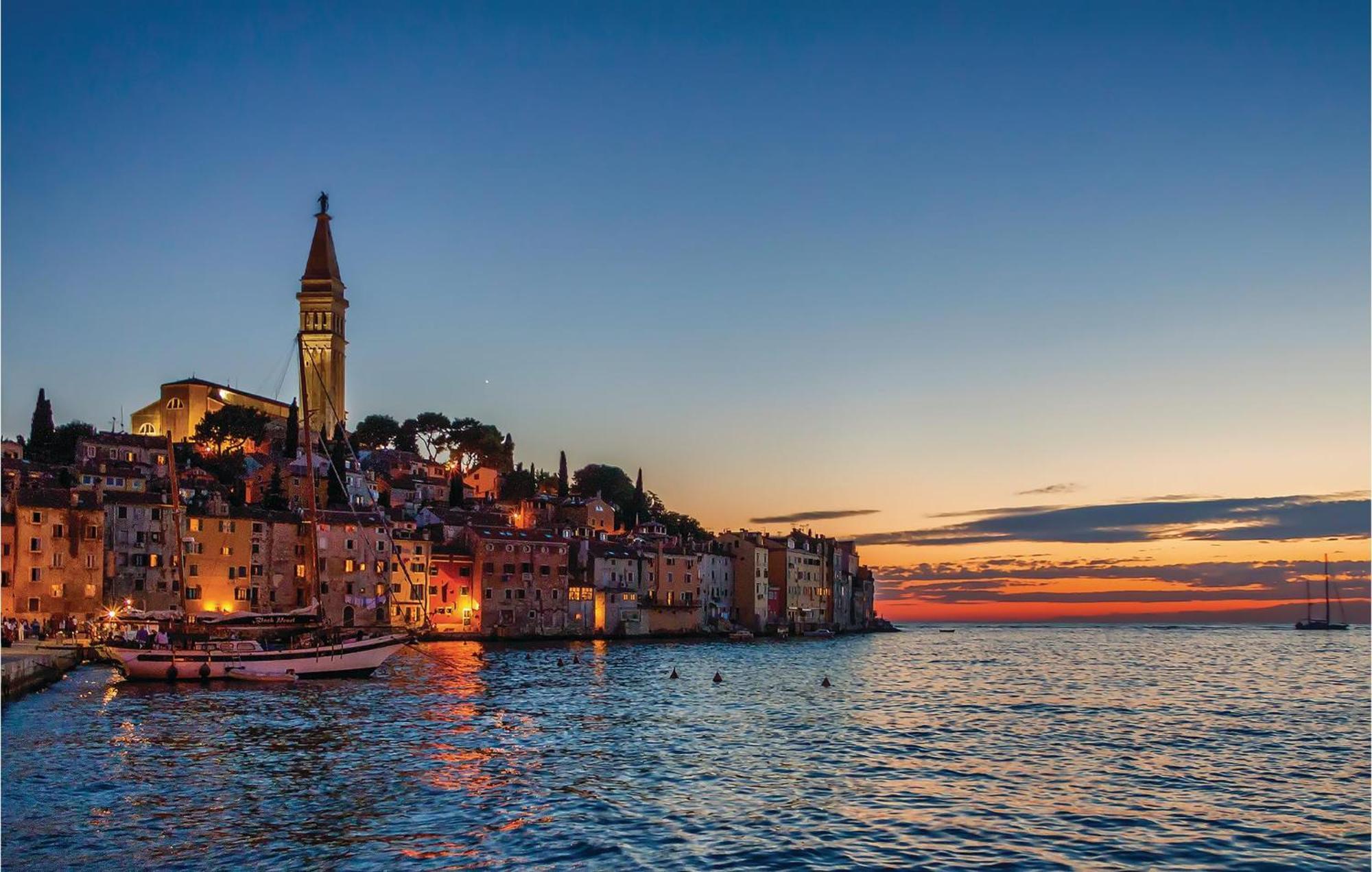 1 Bedroom Lovely Apartment In Rovinj Exteriör bild